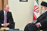 Президент России Владимир Путин и верховный руководитель Исламской Республики Иран Али Хаменеи во время встречи в Тегеране, 2015 год