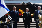 Президент России Владимир Путин и президент Молдавии Игорь Додон (слева) на церемонии совместного возложения цветов к Могиле Неизвестного Солдата в Александровском саду в Москве, 24 июня 2020 года