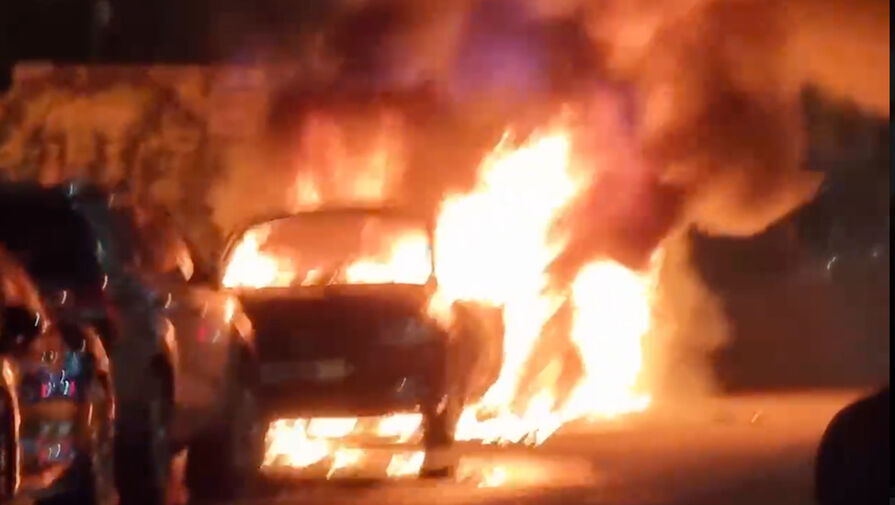 Две легковые машины сгорели в центре Москвы