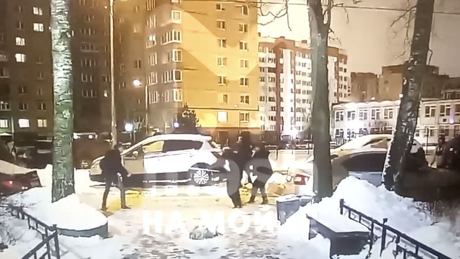 Появилось видео драки водителей из-за парковки в Санкт-Петербурге