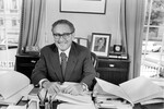 Генри Киссинджер в своем офисе в Белом доме после того, как сенат США подтвердил его кандидатуру на пост государственного секретаря в Вашингтоне, 1973 год