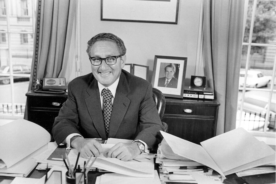 Генри Киссинджер в&nbsp;своем офисе в&nbsp;Белом доме после того, как сенат США подтвердил его кандидатуру на&nbsp;пост государственного секретаря в&nbsp;Вашингтоне, 1973&nbsp;год