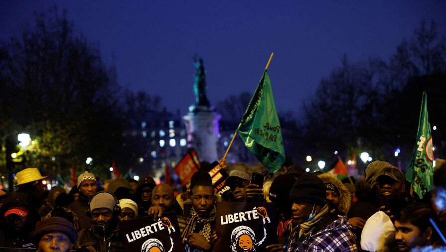 Сотни человек в Париже вышли на акцию из-за закона о миграции
