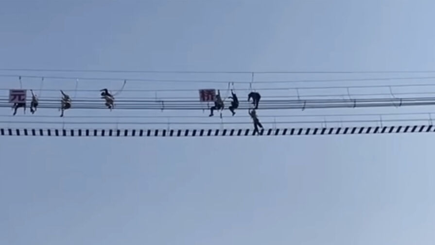 Группа туристов повисла вверх ногами на подвесном мосту на высоте 36 метров 
