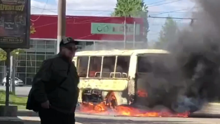 В Оренбурге водителя госпитализировали после того, как его автобус полностью сгорел
