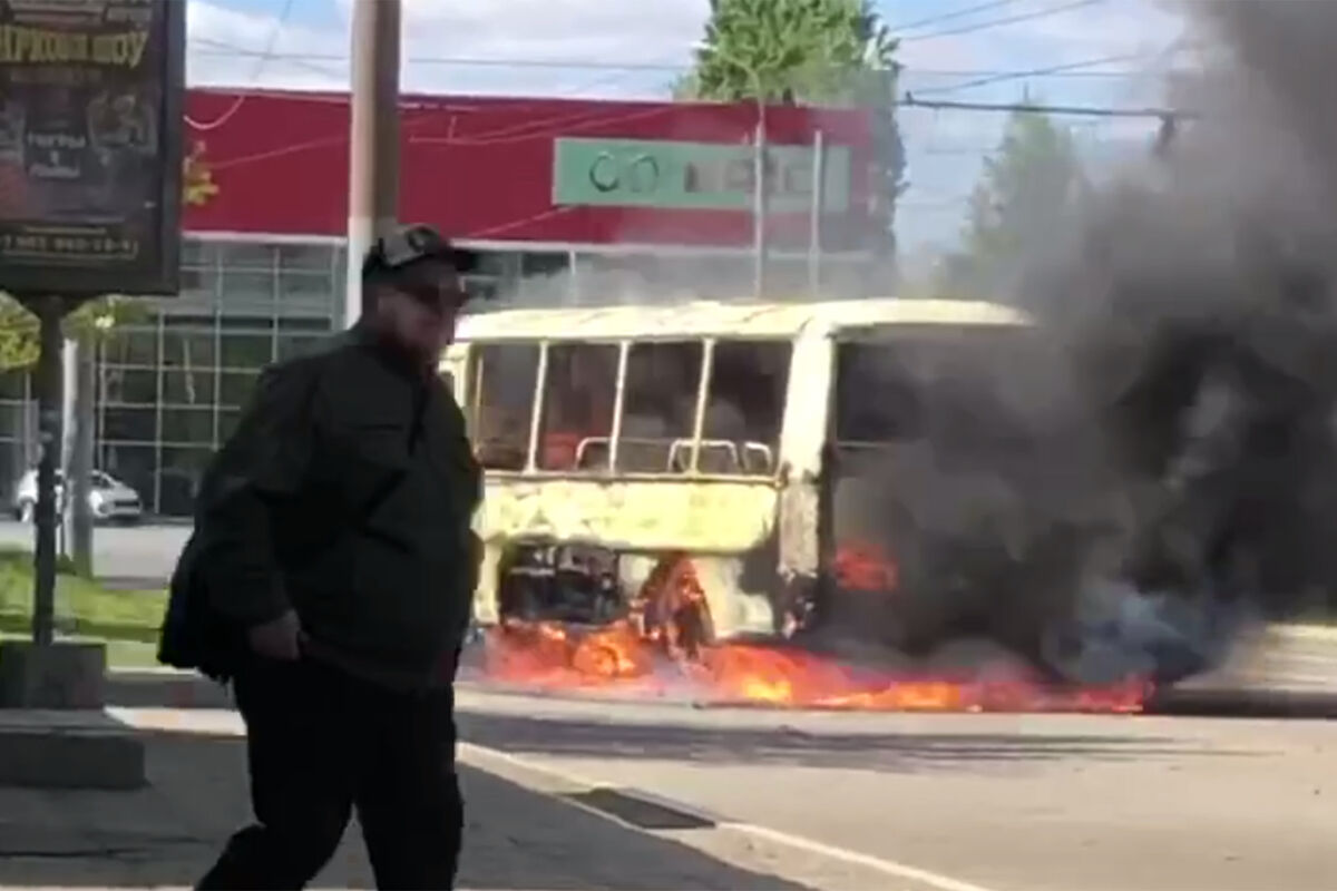 В Оренбурге водителя госпитализировали после того, как его автобус  полностью сгорел - Газета.Ru | Новости