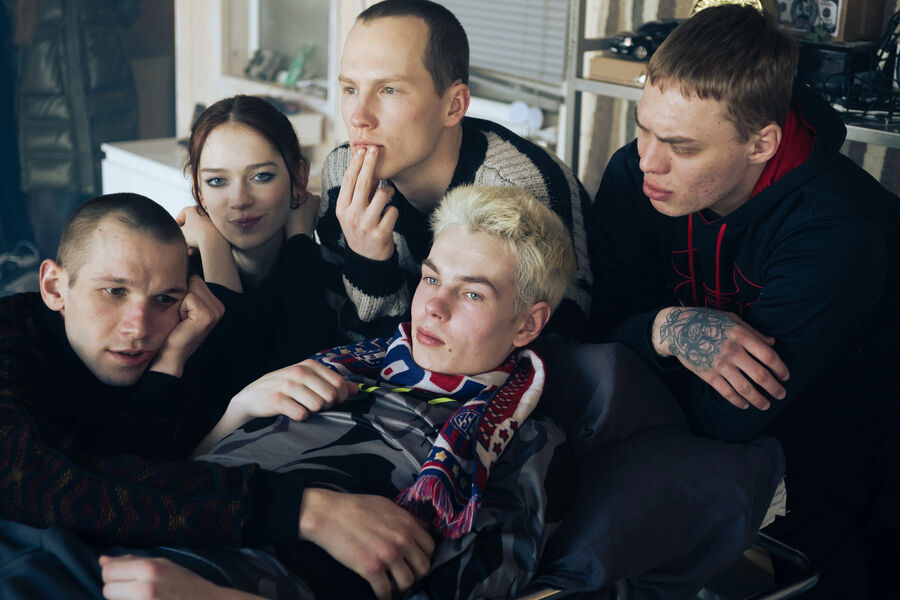 <b>«Навар», реж. Артур Григорьев</b>
<br><br>
<b>Где и когда смотреть:</b> в&nbsp;кино — в&nbsp;2026 году
<br><br>
Шуст (Илларион Маров) с&nbsp;друзьями (Геннадий Блинов, Анна Кротова и другие) промышляют набором нехитрых схемок: они, как правило, позволяют неплохо навариться, но иногда, конечно, выходят боком. Как-то раз, убегая от преследователей, Шуст оказывается в&nbsp;квартире советского чемпиона-легкоатлета и его дочери (Елизавета Базыкина). Там парень кладет глаз на&nbsp;набор нефритовых статуэток, после чего его жизнь стремительно летит под&nbsp;откос: под&nbsp;давлением товарищей он соглашается использовать своих новых знакомых, чтобы организовать ограбление нефритового хранилища бурятской мафии.
