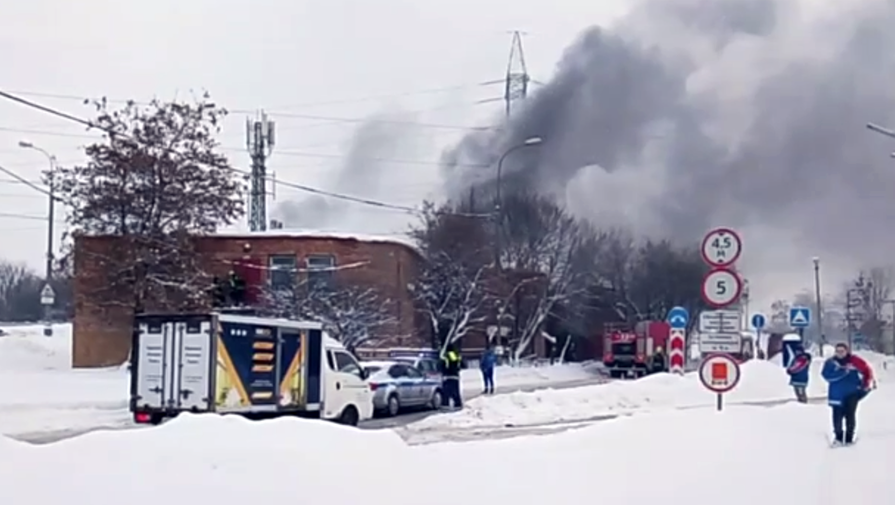 Горящий мужчина выскочил из гаража и рухнул в сугроб в Москве