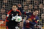 Вратарь «Реала» Диего Лопес опередил в борьбе за мяч Лео Месси