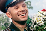 Летчик-космонавт СССР Юрий Алексеевич Гагарин с букетом ромашек. Июнь 1961 года