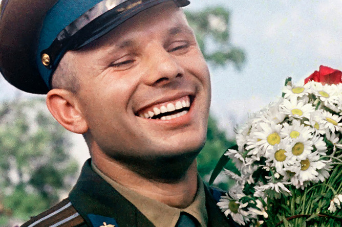 Летчик-космонавт СССР Юрий Алексеевич Гагарин с букетом ромашек. Июнь 1961 года