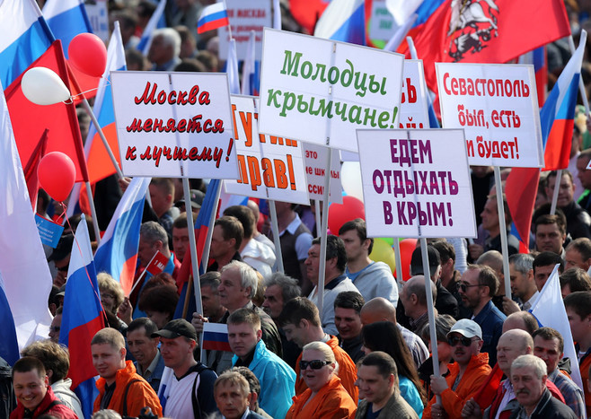 Участники Первомайской демонстрации профсоюзов на&nbsp;Красной площади в&nbsp;Москве