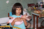Девочка в бомбоубежище в Петровском районе Донецка