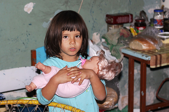 Девочка в&nbsp;бомбоубежище в&nbsp;Петровском районе Донецка
