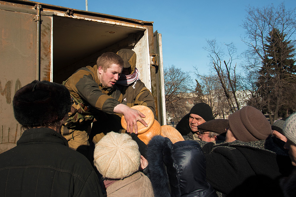 Ополченцы Донецкой народной республики раздают гуманитарную помощь жителям Дебальцево