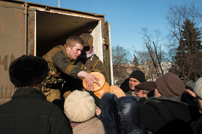 Ополченцы Донецкой народной республики раздают гуманитарную помощь жителям Дебальцево