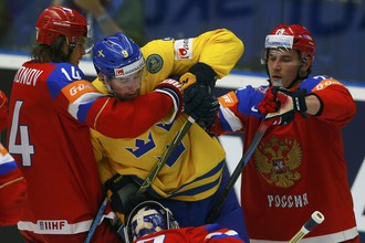 Сборная России пытается сдержать Филипа Форсберга (в центре)