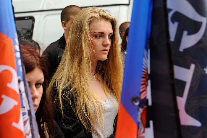 Жительница Донецка в&nbsp;Международный день защиты детей на&nbsp;митинге &laquo;Мы вас помним&raquo; в&nbsp;память о&nbsp;детях Донбасса, которые погибли в&nbsp;результате обстрелов города