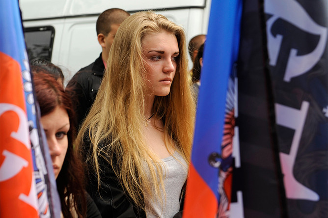 Жительница Донецка в Международный день защиты детей на митинге «Мы вас помним» в память о детях Донбасса, которые погибли в результате обстрелов города