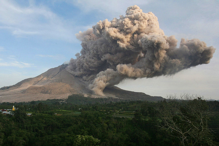 Синабунг извергает вулканический пепел, Северная Суматра, Индонезия