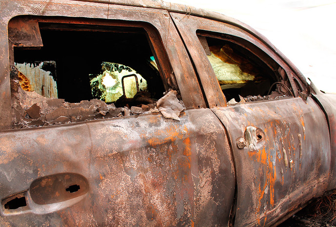 Бронированные автомобили Специальной мониторинговой миссии ОБСЕ на&nbsp;Украине, сгоревшие в&nbsp;ночь на&nbsp;9 августа