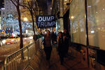 Участники акций протеста против участия миллиардера и кандидата на пост президента США Дональда Трампа в телепередаче «В субботу вечером» на NBC