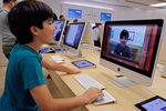 Юный посетитель магазина Apple перед релизом новой версии операционной системы OS X Mountain Lion