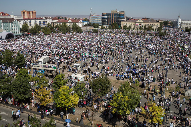 Во время массового митинга на площади Ахмата Кадырова в Грозном в поддержку мусульман Мьянмы