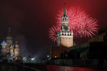 Праздничный салют на Красной площади в Москве