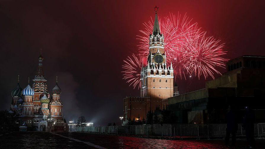 Праздничный салют на&nbsp;Красной площади в&nbsp;Москве