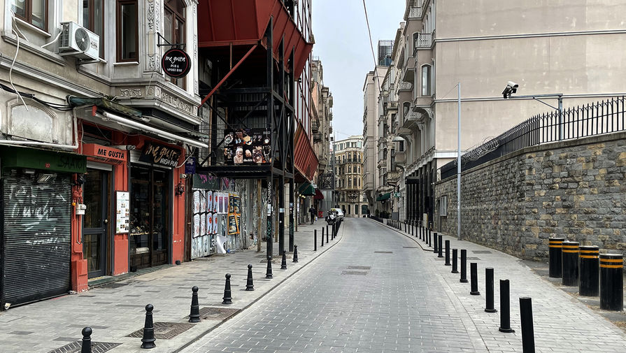 Пустые улицы неподалеку от Гранд-базара в Стамбуле, 18 апреля 2021 года