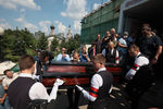 Вынос гроба с телом актера и музыканта Петра Мамонова после церемонии прощания в Донском монастыре в Москве