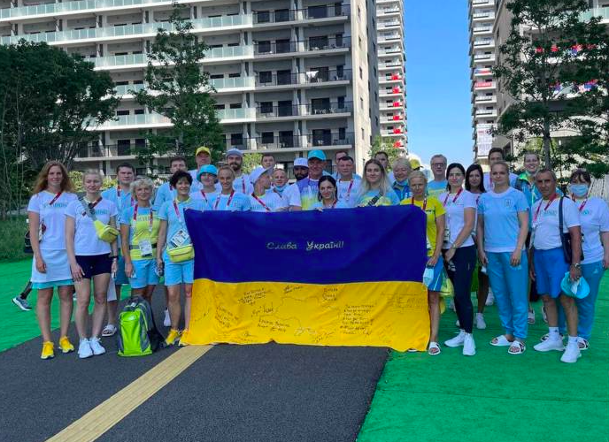 Украинские спортсмены в олимпийской деревне Токио-2020 с флагом, на который нанесена карта с Крымом