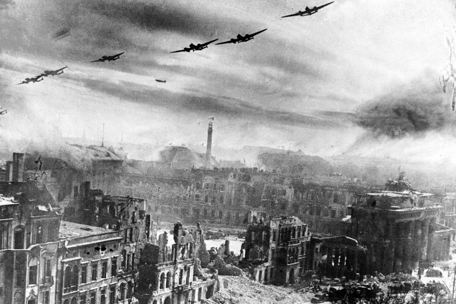 Бомбардировки второй мировой войны. Бомбардировка Берлина 1945. Битва за Берлин 1945. Бомбардировка Берлина в 1941.