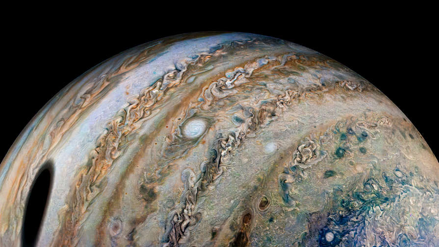 Аппарат Juno сфотографировал тень от Ганимеда на Юпитере