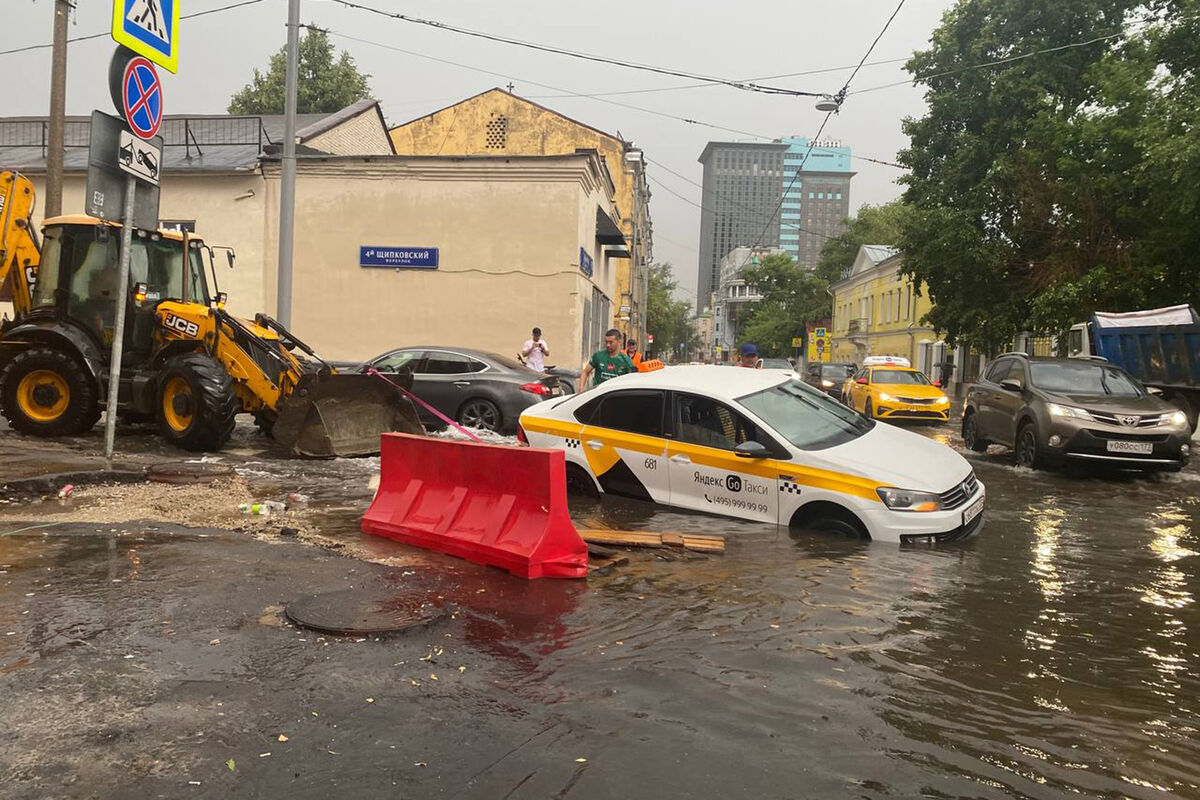 В Москве сервис доставки штрафует курьеров за отказ выполнять заказ во  время урагана - Газета.Ru | Новости