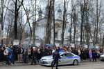 Церемония прощания с рэпером Пашей Техником возле храма Петра и Павла в Лефортово в Москве, 11 апреля 2025 года