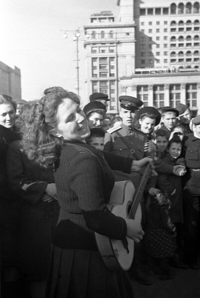 Москвичи на&nbsp;Манежной площади, 9&nbsp;мая 1945&nbsp;года