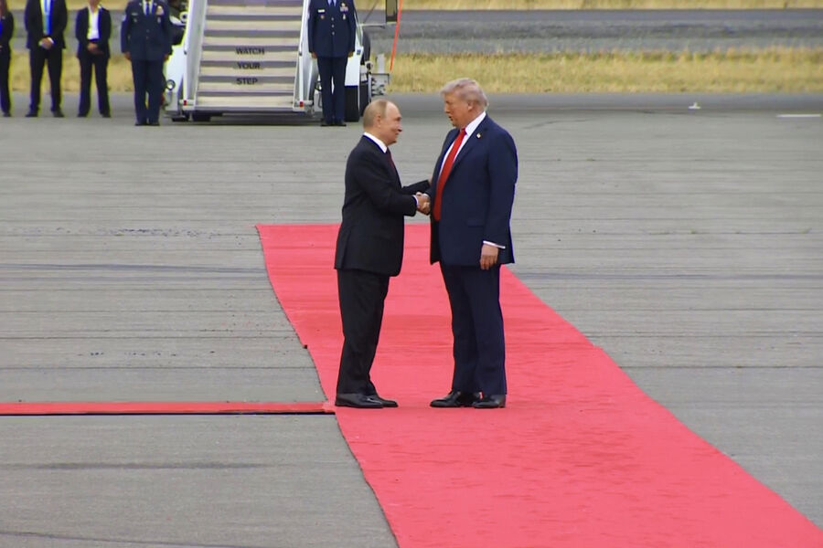 Президент РФ Владимир Путин и президент США Дональд Трамп во время встречи на&nbsp;военной базе Эльмендорф&nbsp;- Ричардсон на&nbsp;Аляске