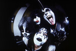 Участники рок-группы Kiss: (по часовой стрелке) Джин Симмонс, Эйс Фрейли, Питер Крисс и Пол Стэнли перед концертом в Хартфорде, штат Коннектикут, 16 февраля 1977 года