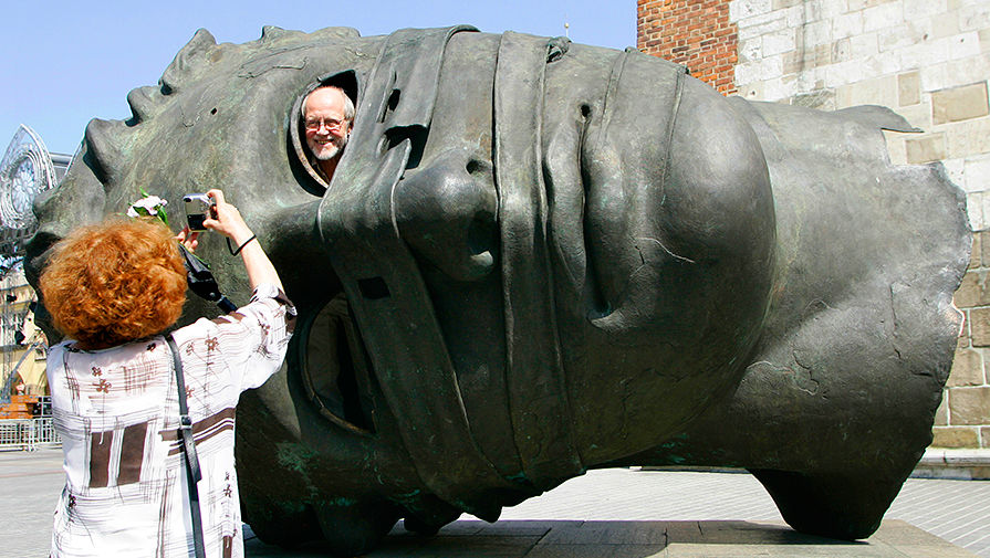 Скульптура Игоря Миторая в центре Кракова, 2007 год