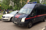 Автомобиль Следственного комитета РФ во дворе дома, где произошла трагедия