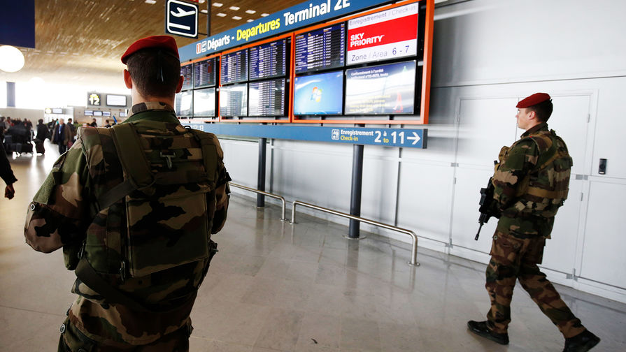 Французские силы безопасности в парижском аэропорту Шарль-де-Голль, 2016 год