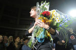 Солистка группы «Ночные Снайперы» Диана Арбенина во время концерта, посвященного 35-летию певицы, в Мюзик-холле, 2009 год 