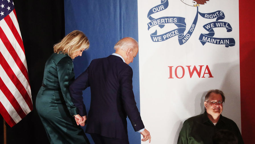 Бывший вице-президент США Джо Байден с супругой Джилл во время мероприятия президентской кампании в Де-Мойне, Айова, 4 февраля 2020 года