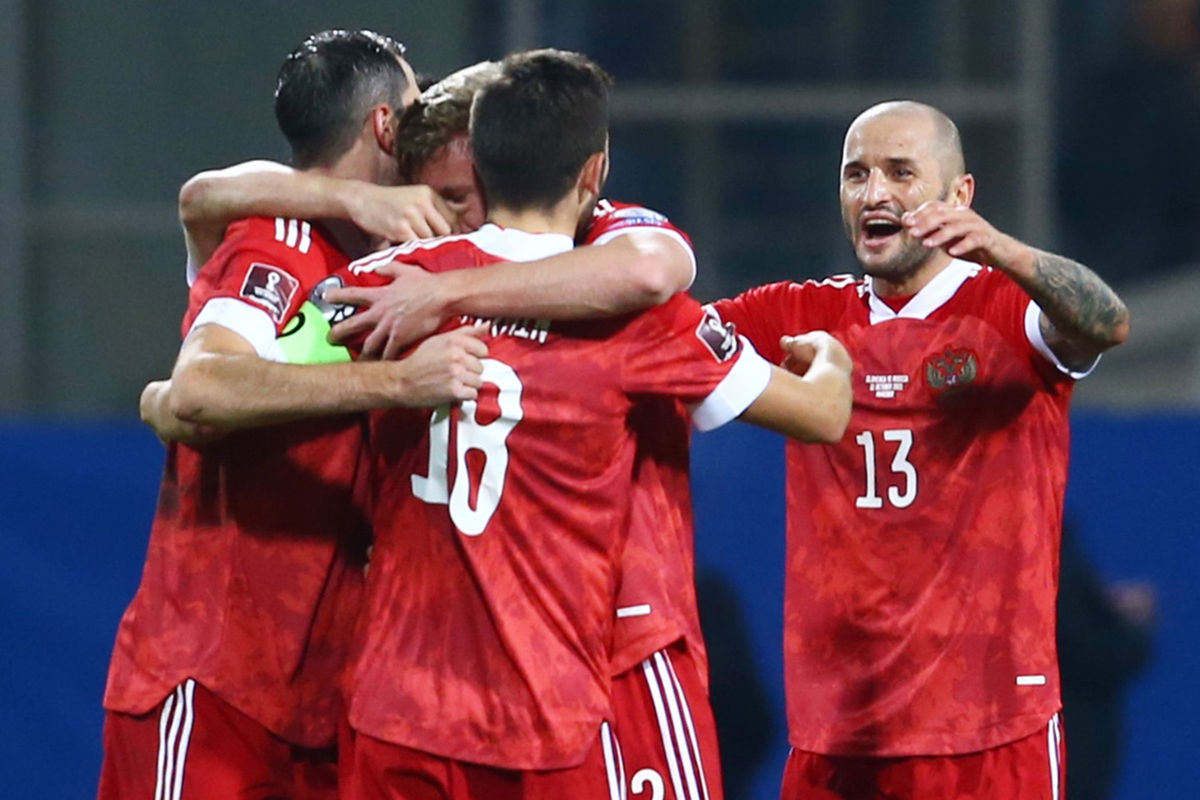 Игроки сборной России радуются голу в матче отборочного этапа чемпионата мира по футболу 2022 года между сборными командами Словении и России, 11 октября 2021 года 