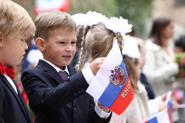 Школьники на&nbsp;торжественной линейке, посвященной Дню знаний, в&nbsp;школе №1529