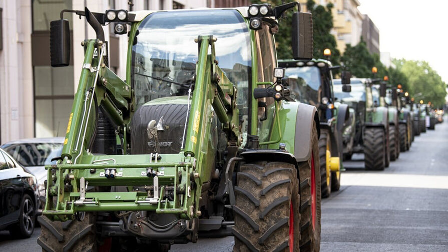 РИА Новости: более 2 тыс. фермеров на тракторах заблокировали центр Брюсселя