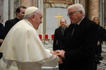 Папа Франциск приветствует президента Германии Франка-Вальтера Штайнмайера на церемонии прощания с папой Бенедиктом XVI в Ватикане. На заднем плане — канцлер Германии Олаф Шольц