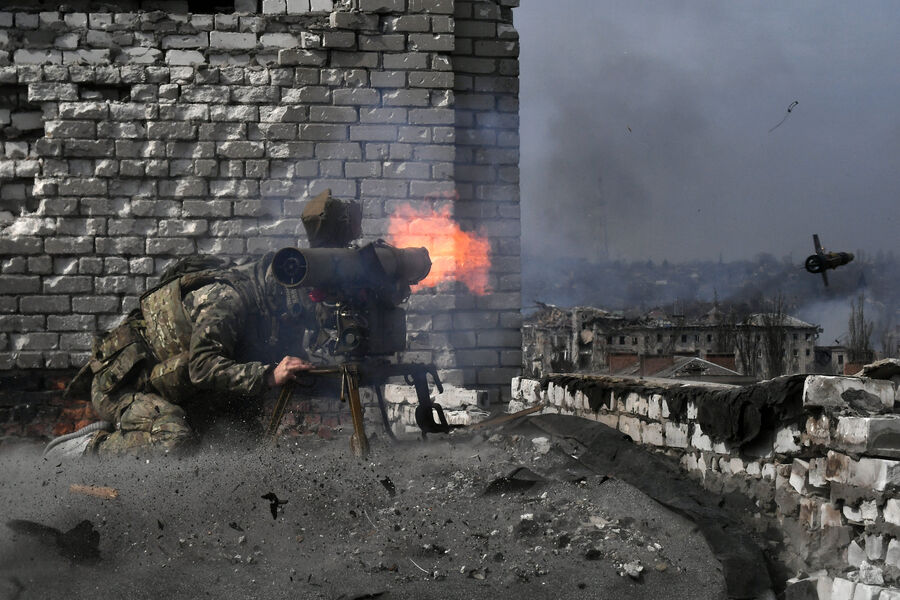 Боец ведет огонь из противотанковой управляемой ракеты (ПТУР) по позициям ВСУ в Артёмовске